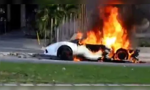 Lamborghini avaliada em mais de R$ 1 milhão pega fogo no meio da rua