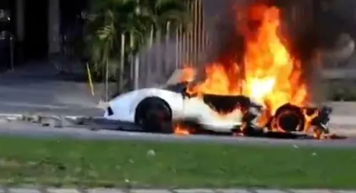 Carro pegou fogo em rua de Goiânia
