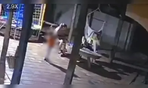 Criança de 2 anos pega arma do pai e mata a mãe com tiro acidental