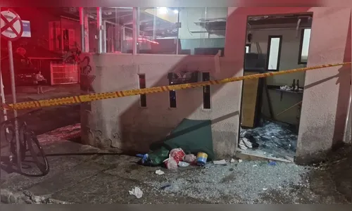 Jovem é salvo após ser prensado por 500 quilos de placas de vidro