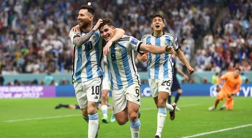 "Chile e Argentina se enfrentam no Estádio Nacional de Santiago em duelo decisivo pelas Eliminatórias da Copa de 2026. Confronto marca o retorno de Messi à seleção."