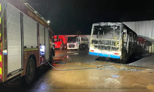 Ônibus pega fogo horas após transportar trabalhadores em Apucarana
