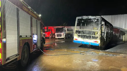 Coletivo ficou totalmente destruído pelas chamas