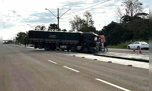 Motorista fica ferido após colisão entre caminhão e carro em Ivaiporã