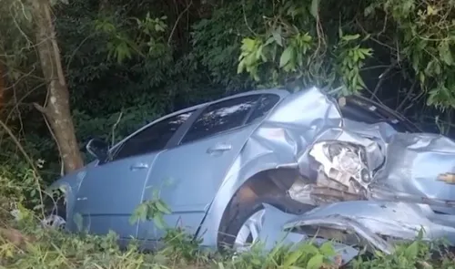 Com a colisão, o Vectra saiu da pista e parou num barranco às margens da rodovia. Os outros dois veículos também tiveram danos consideráveis.