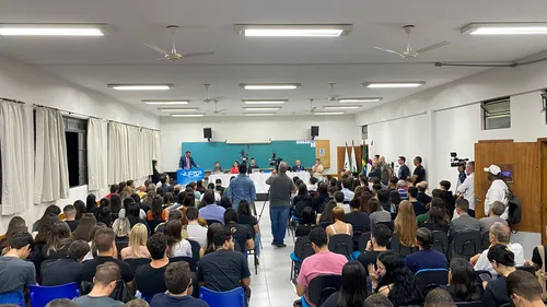 Com objetivo de aproximar a população do trabalho dos vereadores, a sessão é realizada dentro do rito normal, com discussão e aprovação de projetos.