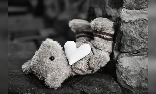 Condenada mulher por deixar criança de 3 anos morrer de fome e sede