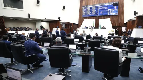 Deputados estaduais durante votação