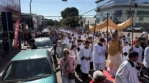 Desde o amanhecer, fiéis participaram da preparação e da missa