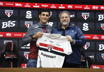 Dinenno veste a camisa do São Paulo e demonstra confiança na nova fase