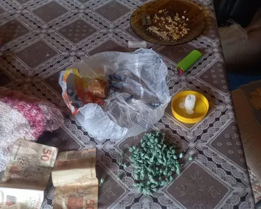 Durante as buscas, os policiais localizaram as 166 pedras de crack já fracionadas e prontas para venda, além de uma porção maior da droga em estado bruto.