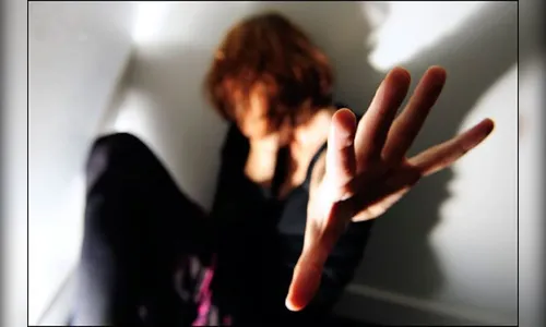 Durante briga mulher fica nua na frente dos filhos e agride a filha