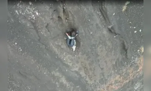 Brasileira cai em trilha de vulcão na Indonésia e espera resgate