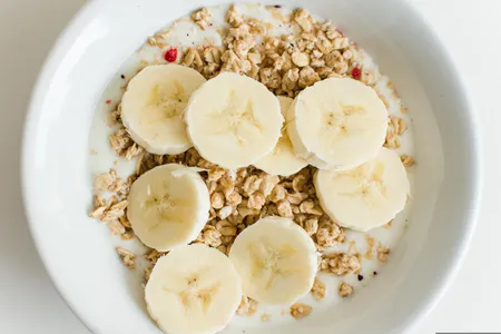 Embora a banana esteja entre as principais fontes, não faltam opções de frutas e hortaliças para suprir as necessidades