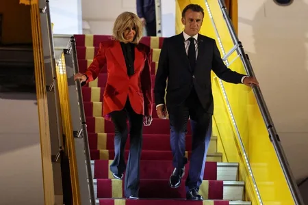 Emmanuel Macron e Brigitte Macron possuem 24 anos de diferença de idade e uma história de amor inusitada