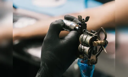 Estudante é filmado sendo tatuado em Colégio de Londrina