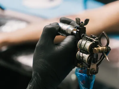 Estudante é filmado sendo tatuado em Colégio de Londrina