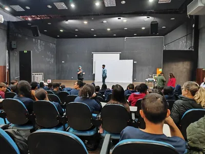Estudantes do Colégio Estadual Antônio dos Três Reis de Oliveira participaram de uma palestra de educação sexual.