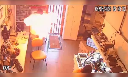 Vídeo mostra celular explodindo nas mãos de técnico; assista