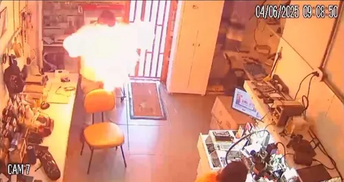 Explosão foi filmada por uma câmera de segurança