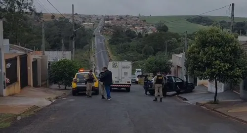 Família foi recebida na frente de casa por atiradores, na Rua Dançarino Vermelho