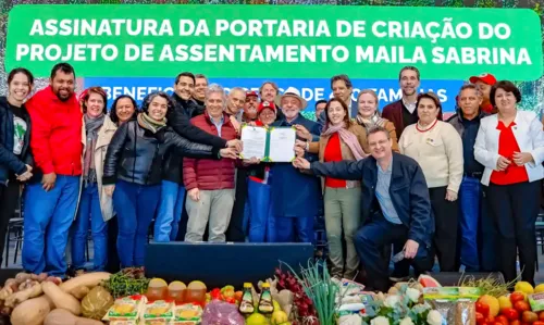 Fernando Haddad participa de evento de entrega de assentamentos no Paraná, ao lado do presidente Lula