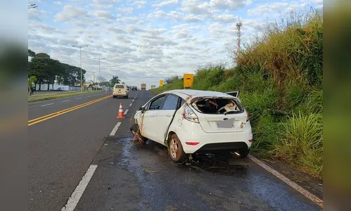 Carro capota e deixa uma pessoa ferida na BR-369 em Arapongas