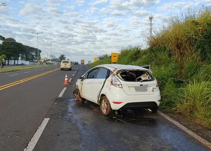 Fiesta capotou na BR-369, em Arapongas