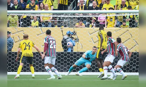 Kobel salva o Dortmund e segura empate com o Flu na estreia