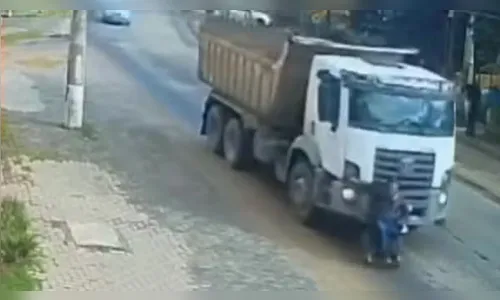 Cadeirante de 68 anos é arrastado por caminhão no meio da rua; veja