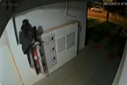 Homem Aranha do crime flagrado cometendo furto
