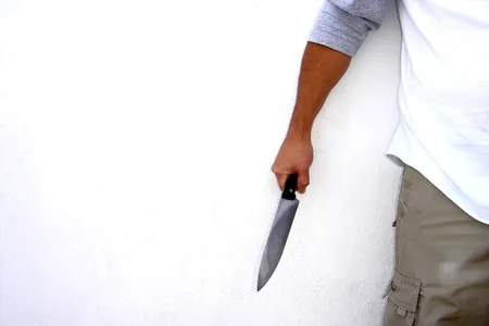 Homem leva facada no peito e paulada na cabeça