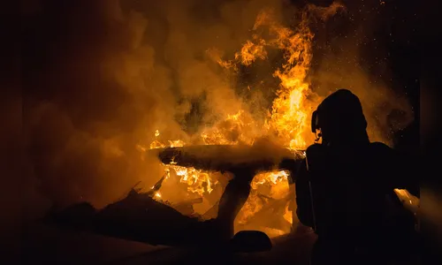Dupla invade casa e ateia fogo em carro de idoso em Apucarana