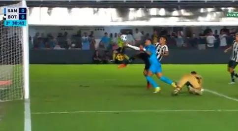 Jogador do Santos meteu a mão na bola para empurrar para as redes