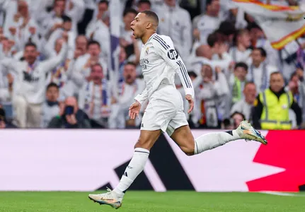 Kylian Mbappé segue em recuperação de gastroenterite e está fora da partida contra o RB Salzburg; atacante francês volta aos treinos, mas ainda sem condições ideais