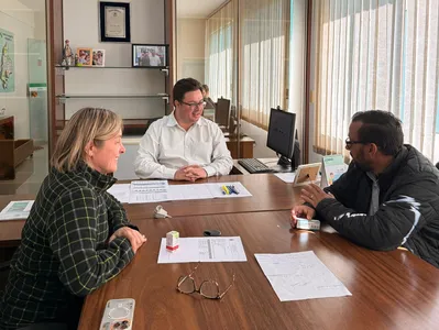 Lucas Leugi faz a entrega de doses de insulina para Secretaria de Saúde de Arapongas