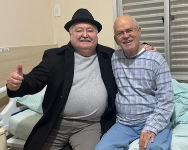 Luis Bertoli junto do monsenhor Roberto Carrara nesta quinta-feira (29) no leito onde o padre está internado