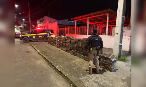PRF apreende quase 2 t de maconha escondidas em carga de papel no PR