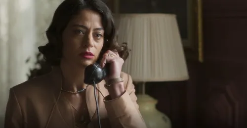 Maristela e Juliano pensam em como incriminar Clarice