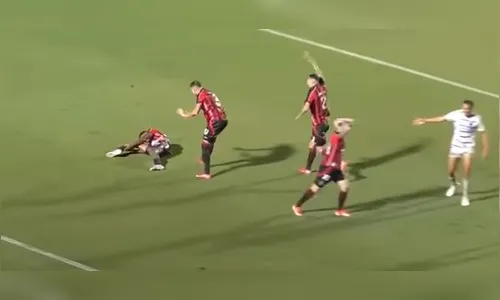 Jogador do Vitória sofre fratura e tem ligamentos rompidos após falta