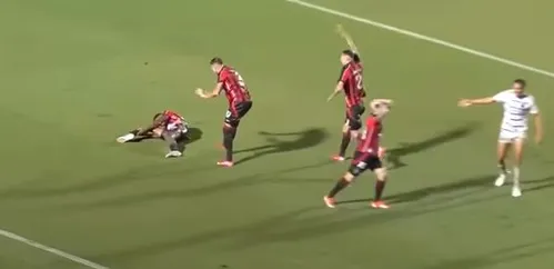 Momento em que o jogador sofre a grave lesão
