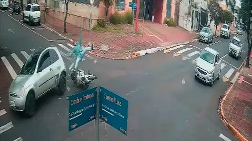 Momento exato da colisão entre o carro e a moto