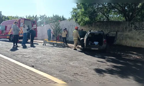 Motorista bate veículo contra muro de estacionamento de igreja em Apucarana