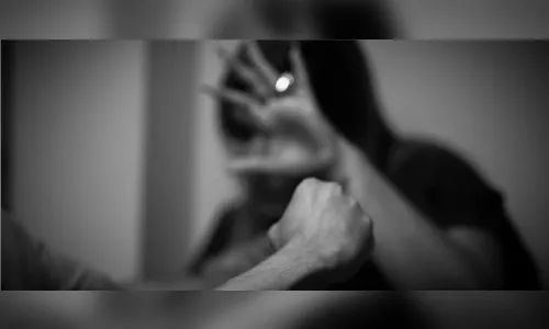 Mulher é resgatada após ser trancada em casa e agredida pelo parceiro