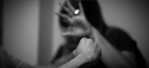 Mulher é resgatada após ser trancada em casa e agredida pelo parceiro