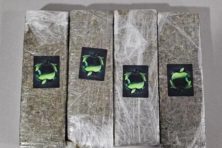 Na abordagem, os policiais encontraram aproximadamente 77,8 gramas de maconha, 27,9 gramas de cocaína e R$ 80 em dinheiro.