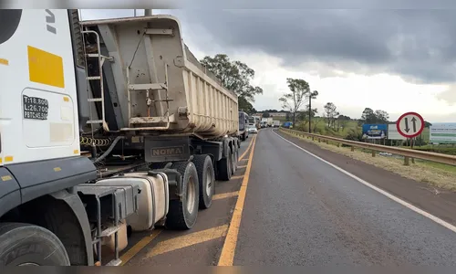 Caminhão quebrado provoca congestionamento na PR-170 em Apucarana