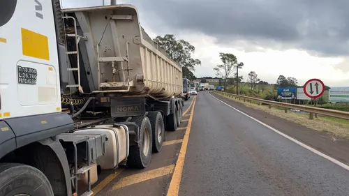 Na imagem registrada pelo TNOnline, é possível ver a longa fila de veículos que se formou por conta da ocorrência