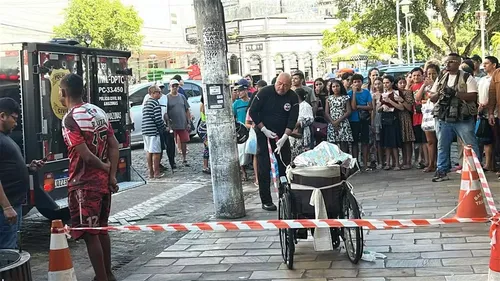 Neto empurrava avô morto em cadeira de rodas no Centro de Manaus