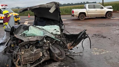 No HB20, o condutor de 34 anos, e a passageira de 44, morreram na hora